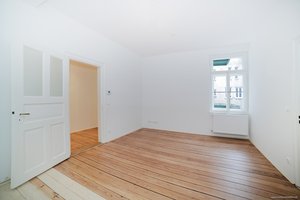 Bestlage Maxvorstadt - Renovierte, charmante 2-Zimmer-Altbauwohnung mit Balkon im 2. OG!