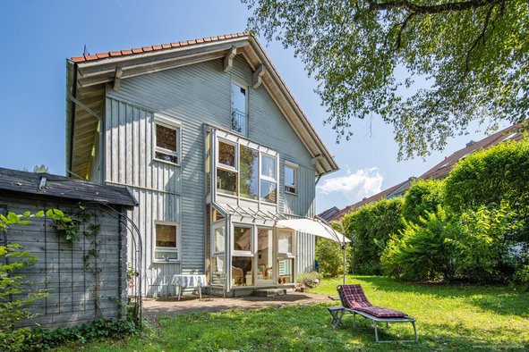 Lichtdurchflutetes REH (Klimaholzhaus) mit Traumgarten am Naturschutzgebiet &amp; Tiefgarage in Penzberg