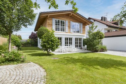 Luxuriöses Einfamilienhaus (BJ 2019) mit idyllischem Garten, Kamin und Garage - Neufarn bei München!