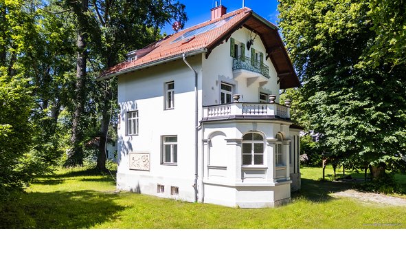 Starnberg - Söcking. Weitläufiges Parkgrundstück mit historischem Jagdschlösschen samt Gästehaus.