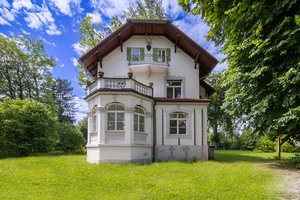 Starnberg - Söcking. Weitläufiges Parkgrundstück mit historischem Jagdschlösschen.